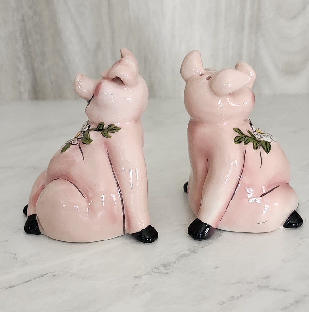 Hand Painted Pig Daisy Salt And Pepper Shakers Vintage Bkue Sky Heather Minc - Picture 3 of 12